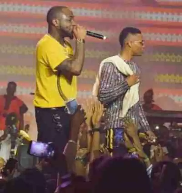 “I Love You Bro” — Davido To Wizkid For Bringing Him Out On Stage At His Concert